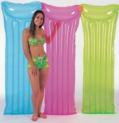 Materasso di aria gonfiabile trasparente promozionale del PVC con il logo su ordinazione per la spiaggia